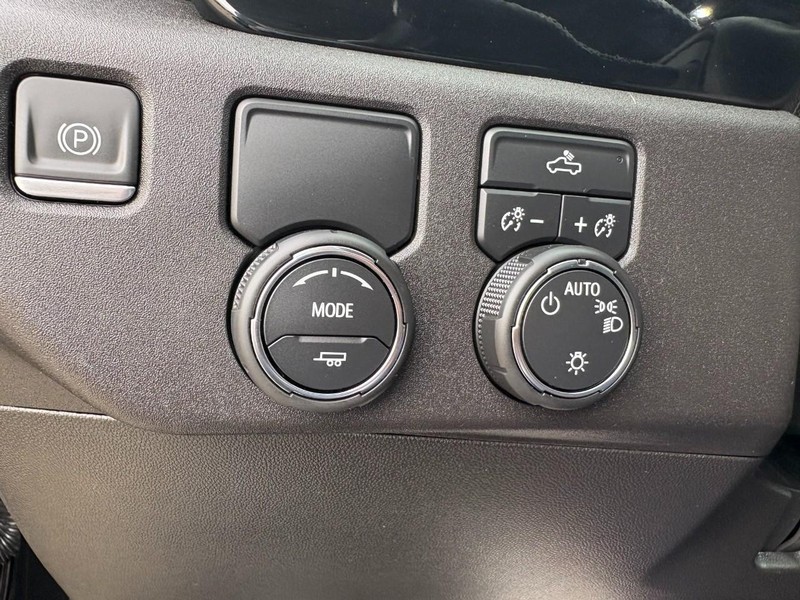 Chevrolet Silverado 1500 Vehicle Full-screen Gallery Image 28