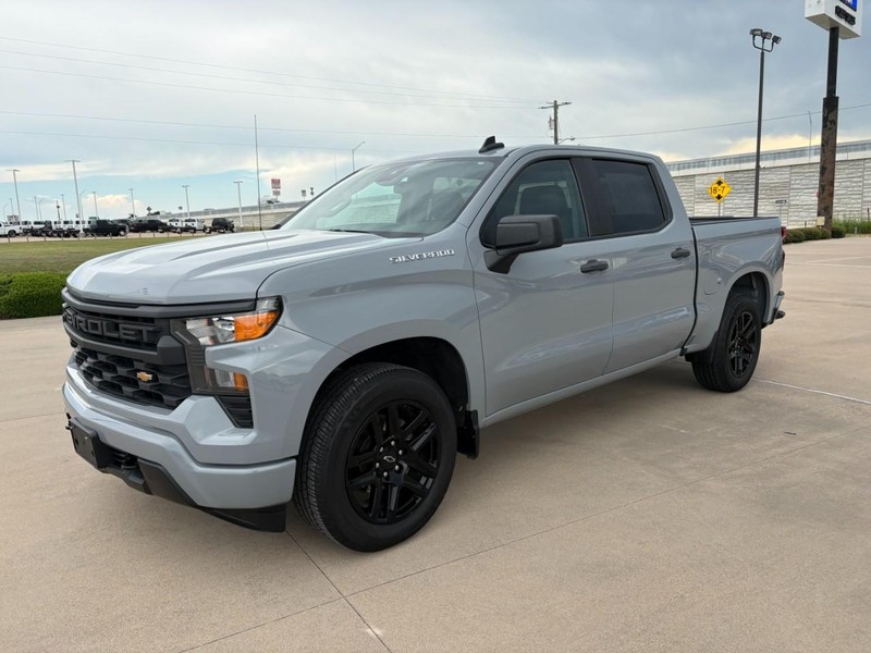 Chevrolet Silverado 1500 Vehicle Full-screen Gallery Image 2