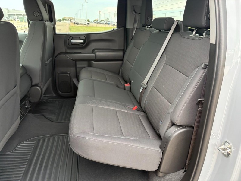 Chevrolet Silverado 1500 Vehicle Full-screen Gallery Image 16