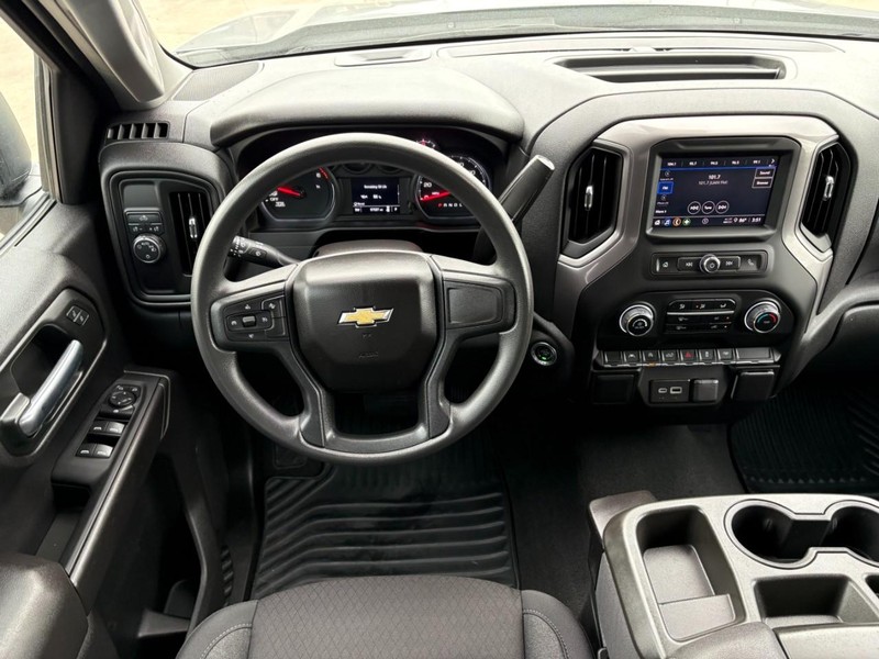 Chevrolet Silverado 1500 Vehicle Full-screen Gallery Image 18