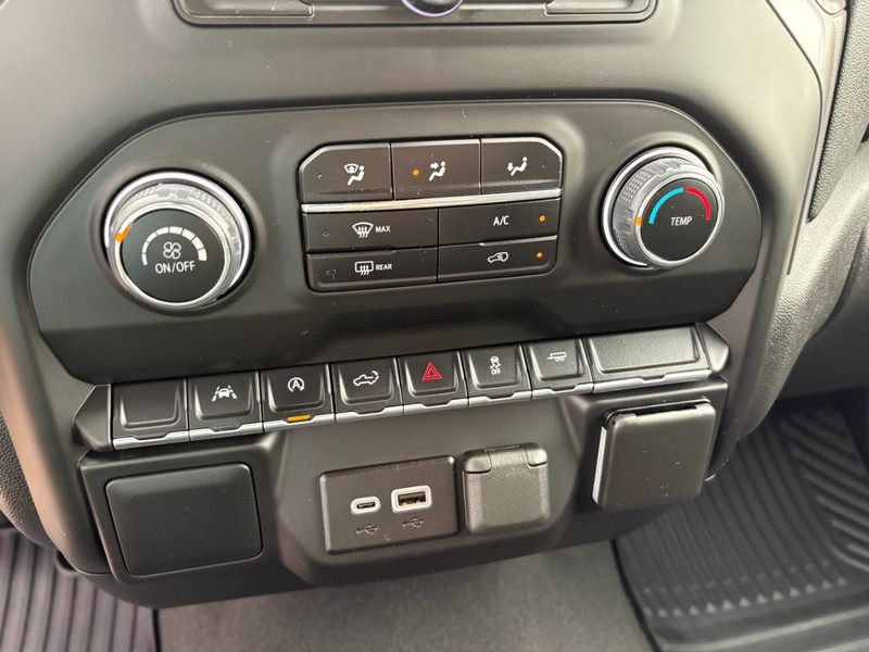 Chevrolet Silverado 1500 Vehicle Full-screen Gallery Image 24