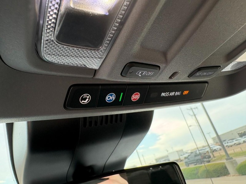 Chevrolet Silverado 1500 Vehicle Full-screen Gallery Image 28