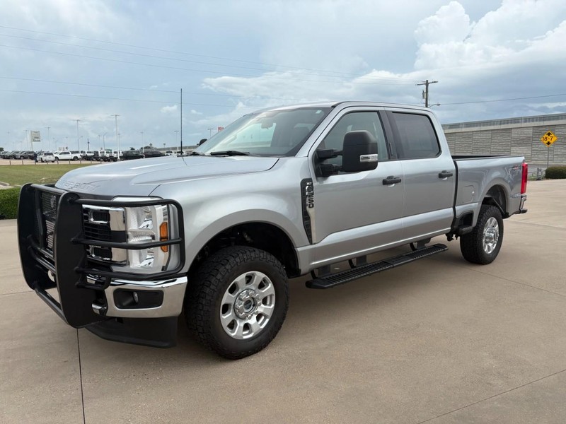 Ford Super Duty F-250 SRW Vehicle Full-screen Gallery Image 2