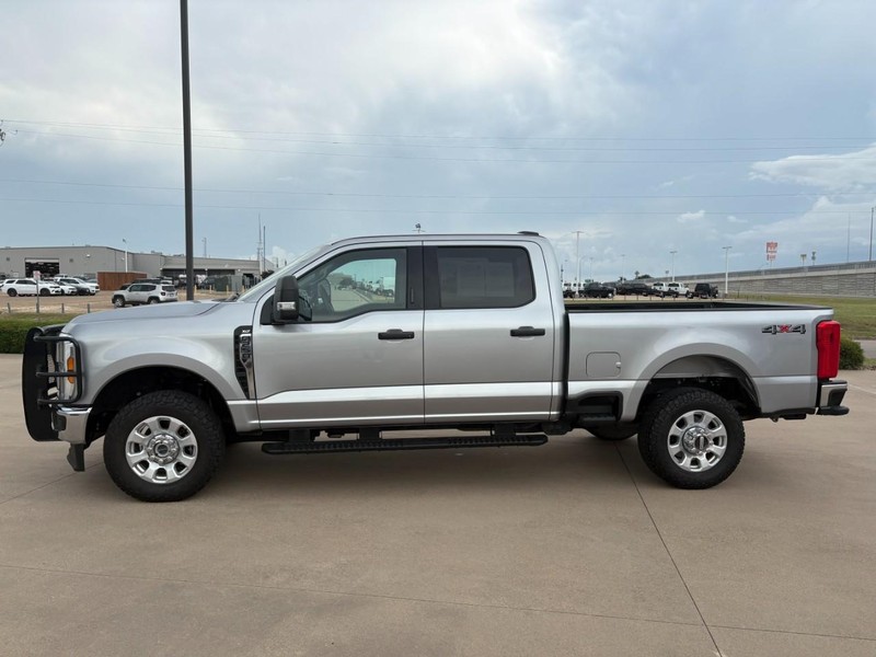 Ford Super Duty F-250 SRW Vehicle Full-screen Gallery Image 3