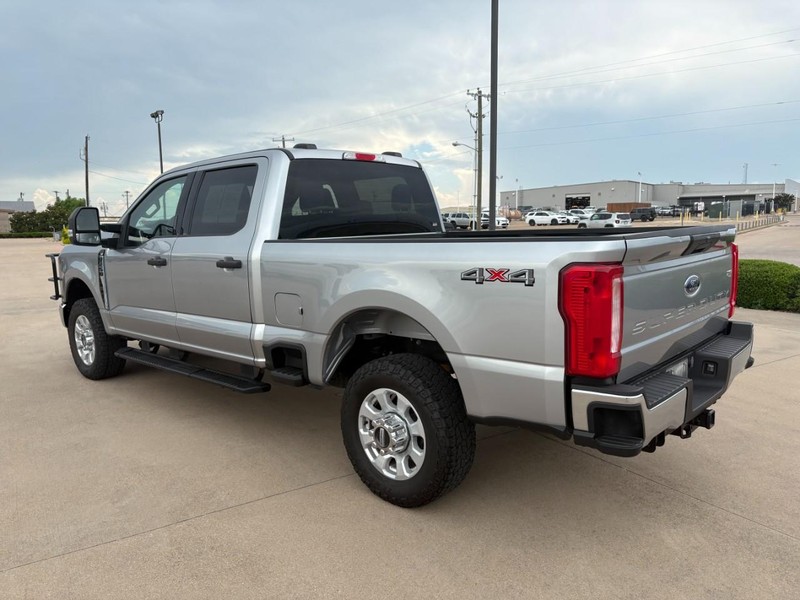 Ford Super Duty F-250 SRW Vehicle Full-screen Gallery Image 4