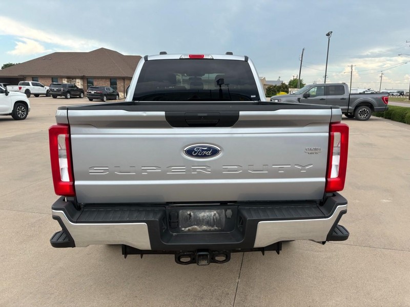 Ford Super Duty F-250 SRW Vehicle Full-screen Gallery Image 5