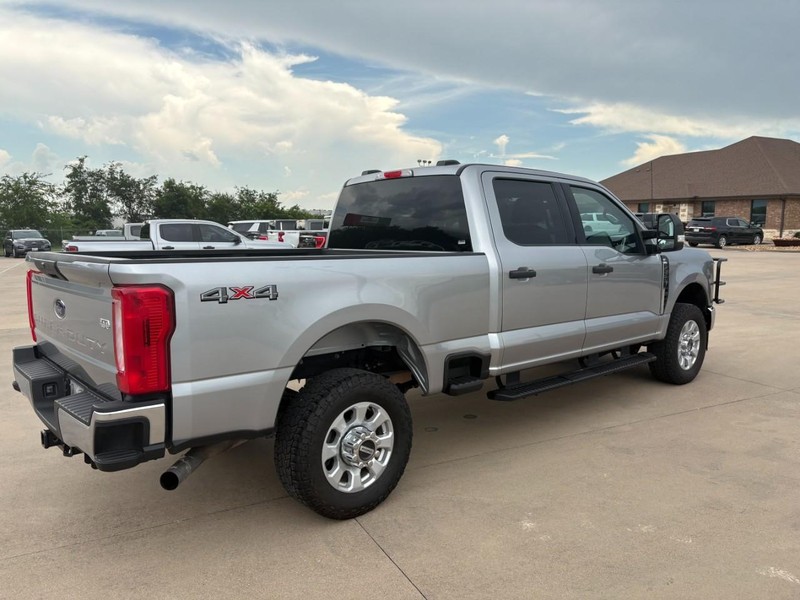 Ford Super Duty F-250 SRW Vehicle Full-screen Gallery Image 6