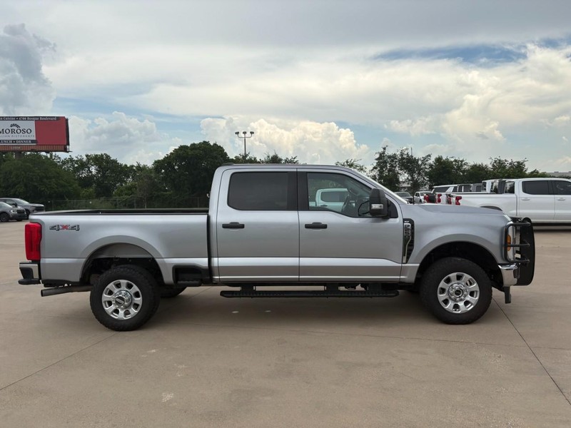 Ford Super Duty F-250 SRW Vehicle Full-screen Gallery Image 7