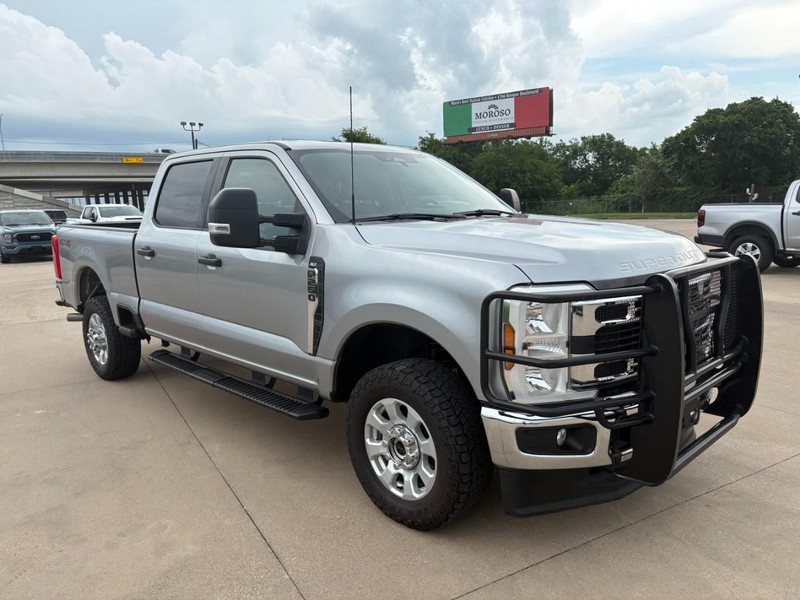 Ford Super Duty F-250 SRW Vehicle Full-screen Gallery Image 8