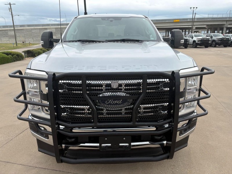 Ford Super Duty F-250 SRW Vehicle Full-screen Gallery Image 9