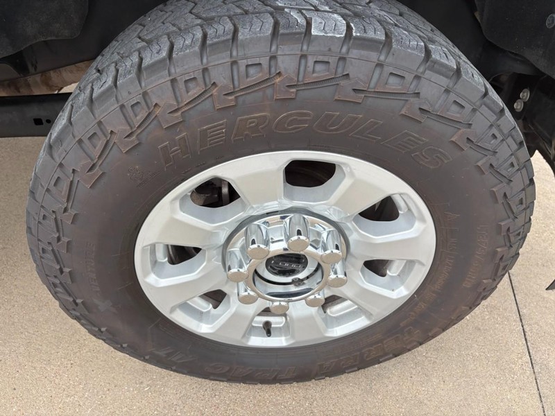 Ford Super Duty F-250 SRW Vehicle Full-screen Gallery Image 10