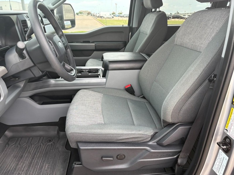 Ford Super Duty F-250 SRW Vehicle Full-screen Gallery Image 14
