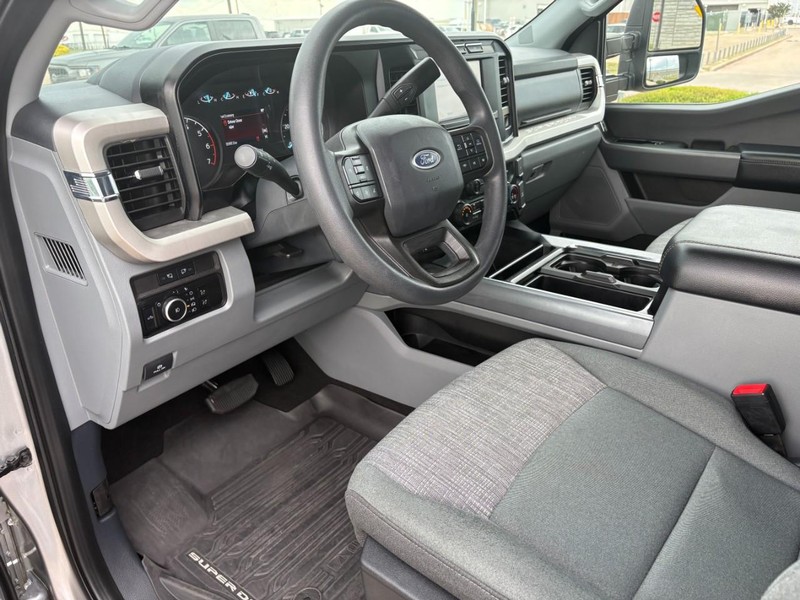 Ford Super Duty F-250 SRW Vehicle Full-screen Gallery Image 15