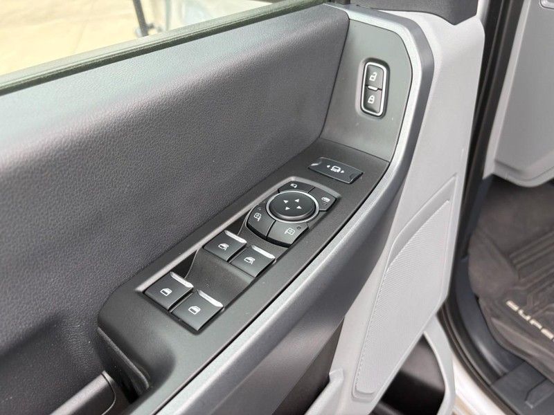 Ford Super Duty F-250 SRW Vehicle Full-screen Gallery Image 16