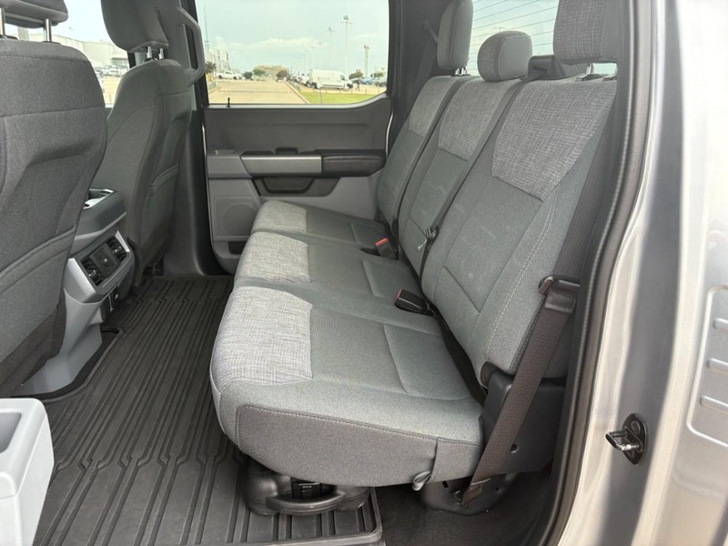 Ford Super Duty F-250 SRW Vehicle Full-screen Gallery Image 17