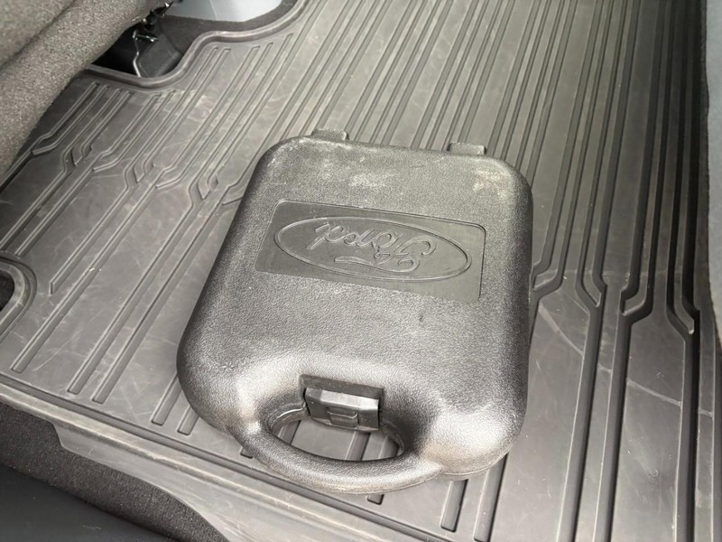 Ford Super Duty F-250 SRW Vehicle Full-screen Gallery Image 18