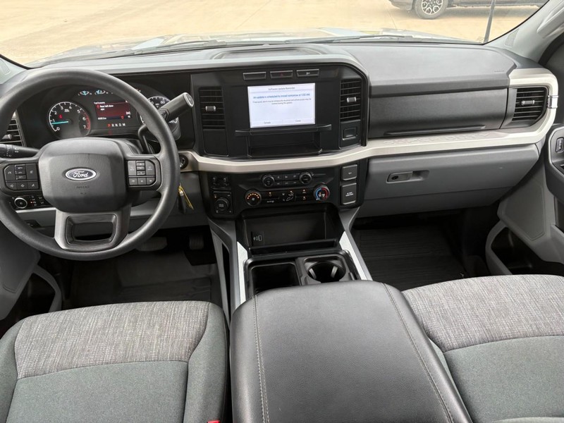 Ford Super Duty F-250 SRW Vehicle Full-screen Gallery Image 19