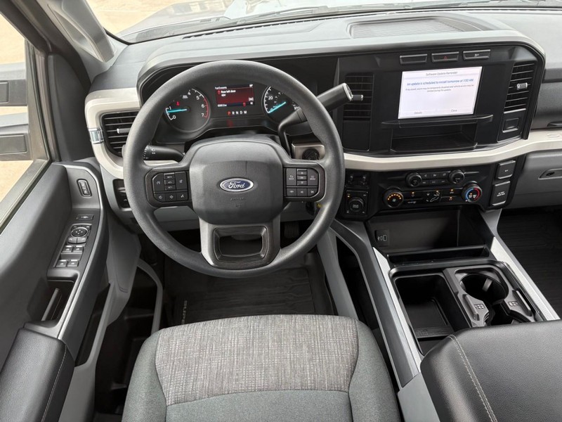 Ford Super Duty F-250 SRW Vehicle Full-screen Gallery Image 20