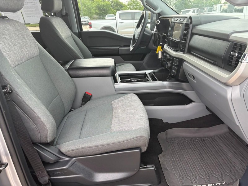 Ford Super Duty F-250 SRW Vehicle Full-screen Gallery Image 23