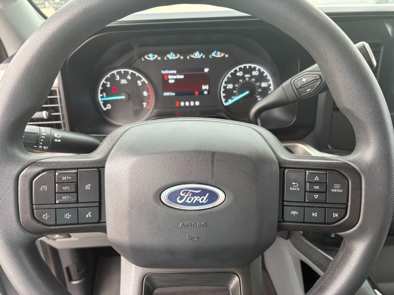 Ford Super Duty F-250 SRW Vehicle Full-screen Gallery Image 24