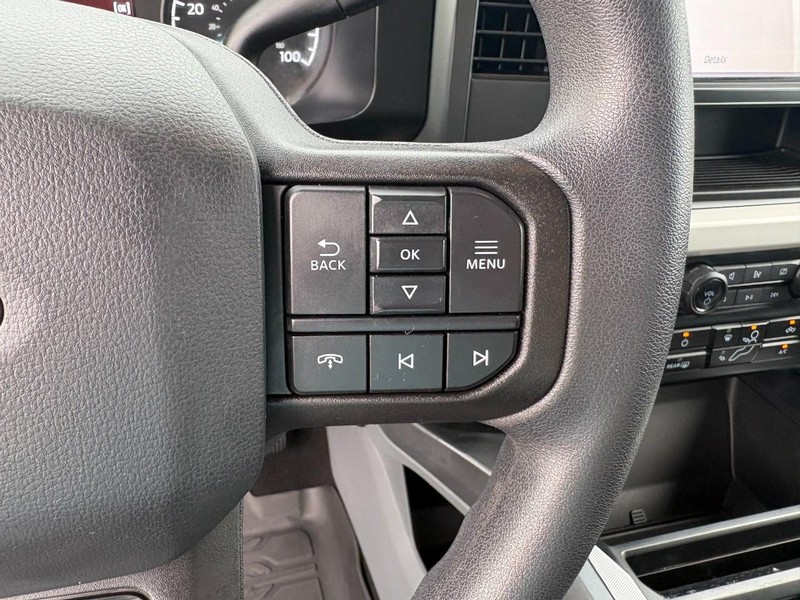 Ford Super Duty F-250 SRW Vehicle Full-screen Gallery Image 26