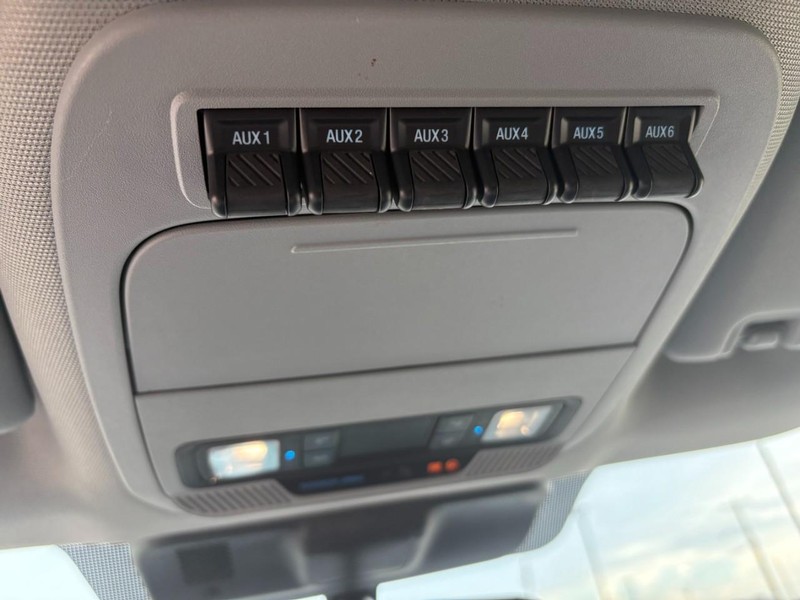 Ford Super Duty F-250 SRW Vehicle Full-screen Gallery Image 31