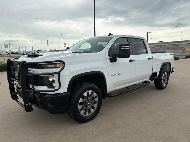 Chevrolet Silverado 2500HD Vehicle Full-screen Gallery Image 2