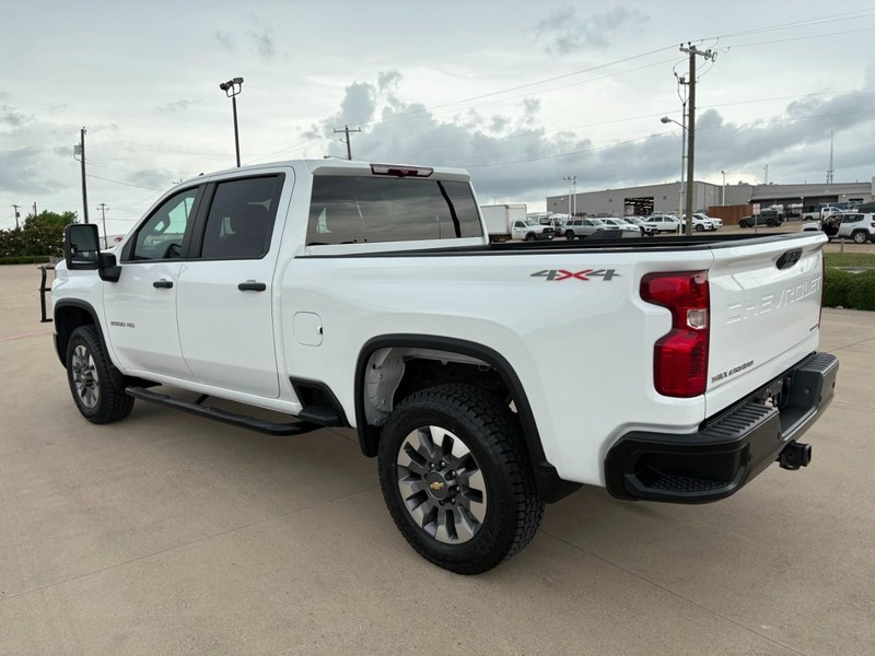 Chevrolet Silverado 2500HD Vehicle Full-screen Gallery Image 4