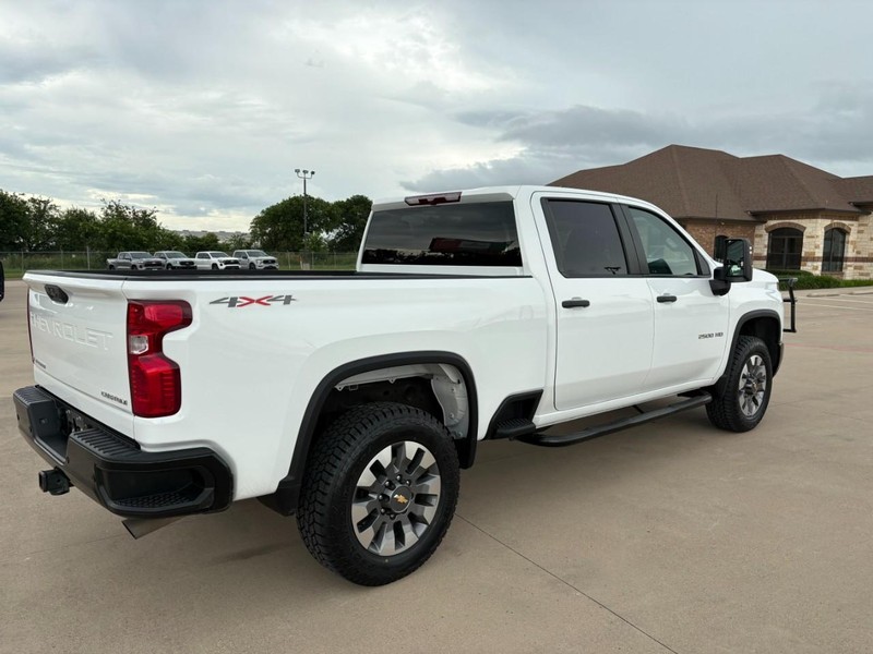 Chevrolet Silverado 2500HD Vehicle Full-screen Gallery Image 6