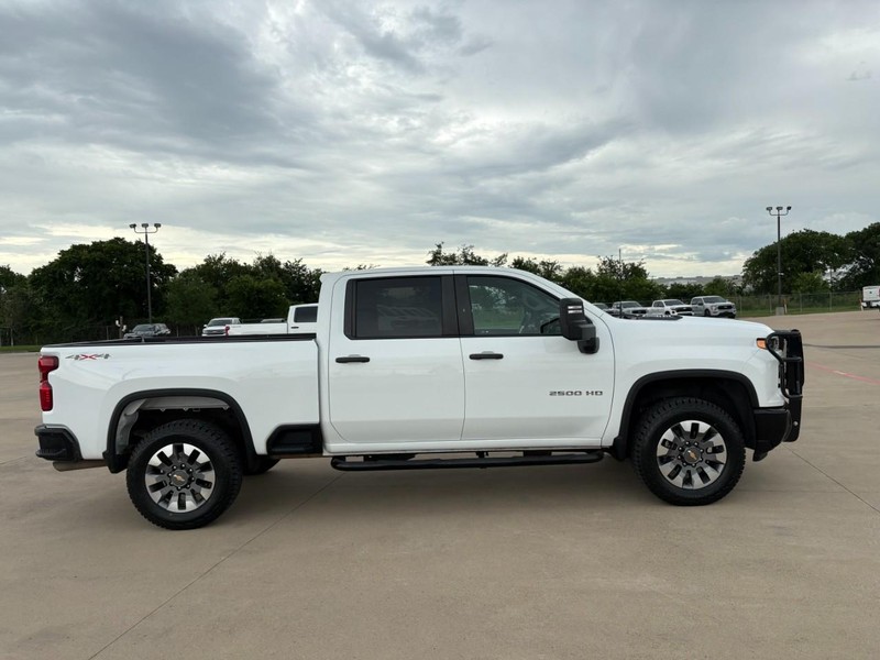 Chevrolet Silverado 2500HD Vehicle Full-screen Gallery Image 7
