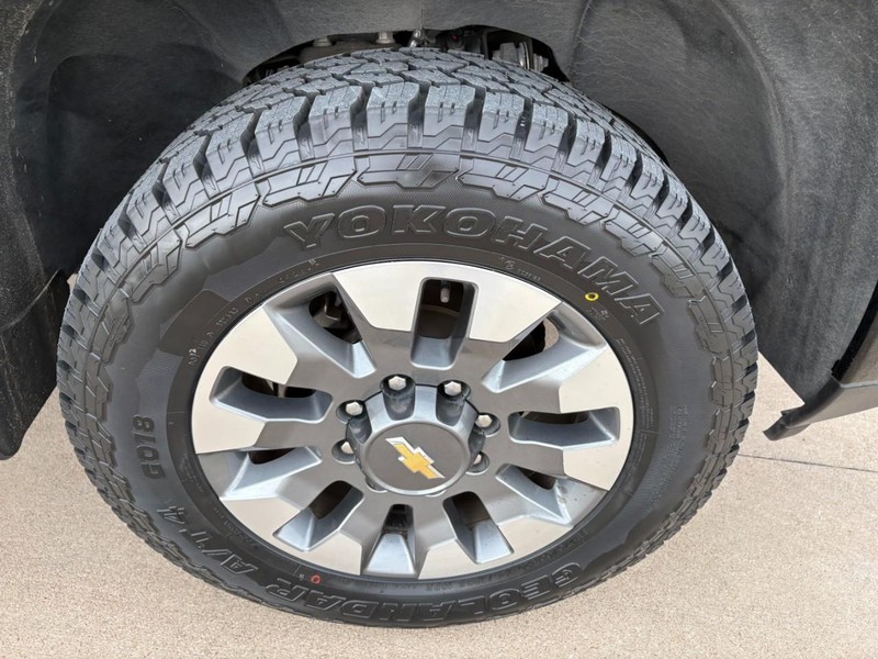 Chevrolet Silverado 2500HD Vehicle Full-screen Gallery Image 10