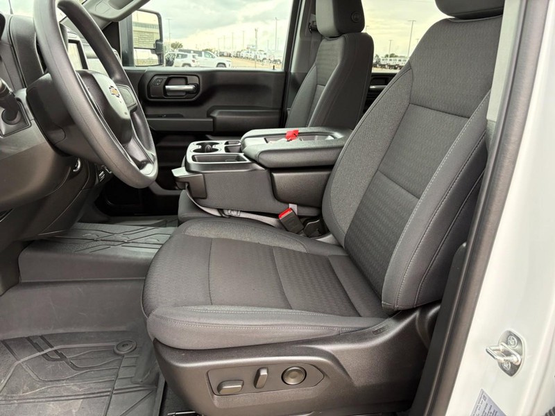 Chevrolet Silverado 2500HD Vehicle Full-screen Gallery Image 12