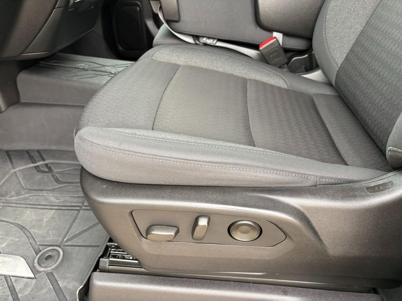 Chevrolet Silverado 2500HD Vehicle Full-screen Gallery Image 13
