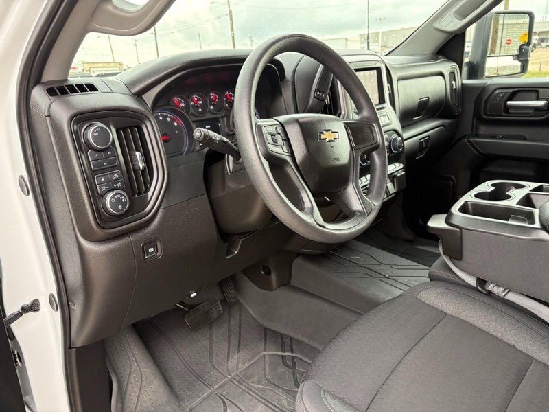 Chevrolet Silverado 2500HD Vehicle Full-screen Gallery Image 14