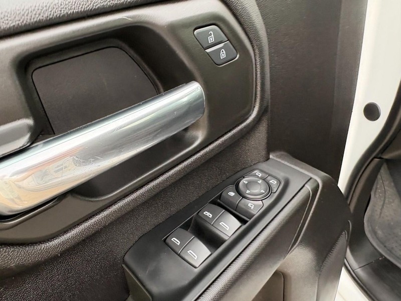 Chevrolet Silverado 2500HD Vehicle Full-screen Gallery Image 15