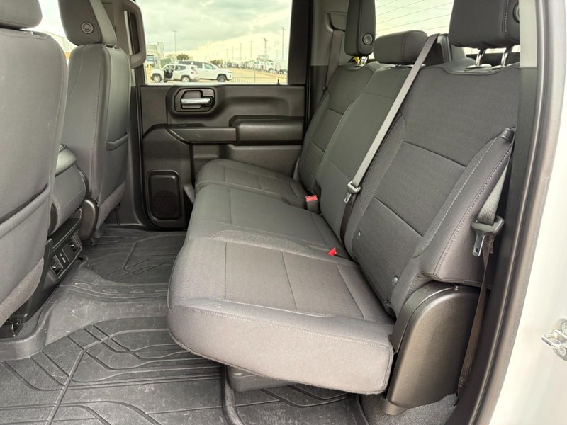 Chevrolet Silverado 2500HD Vehicle Full-screen Gallery Image 16