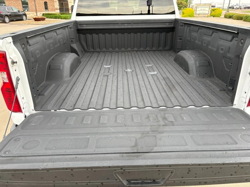 Chevrolet Silverado 2500HD Vehicle Full-screen Gallery Image 18