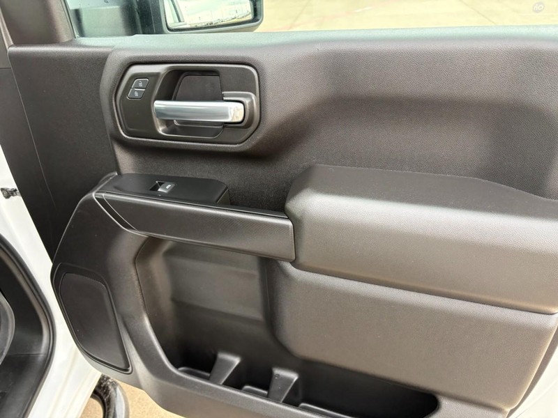 Chevrolet Silverado 2500HD Vehicle Full-screen Gallery Image 21