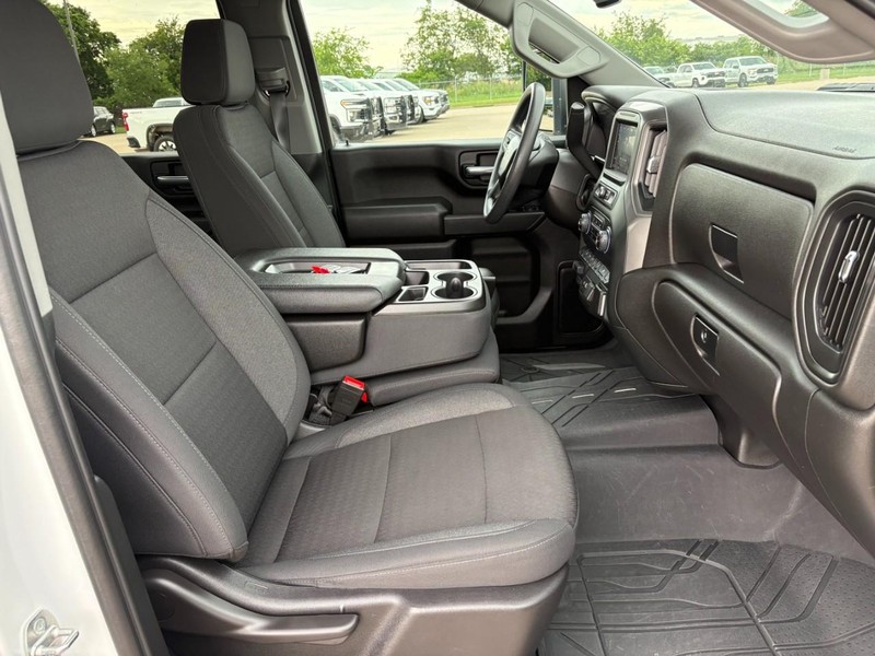 Chevrolet Silverado 2500HD Vehicle Full-screen Gallery Image 22