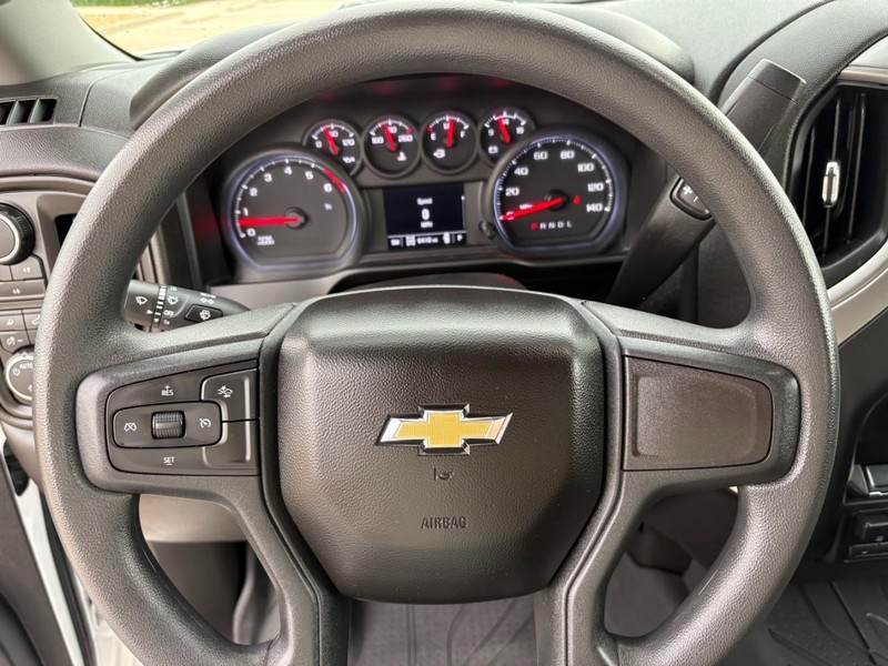 Chevrolet Silverado 2500HD Vehicle Full-screen Gallery Image 23