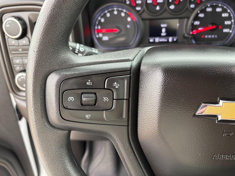 Chevrolet Silverado 2500HD Vehicle Full-screen Gallery Image 24