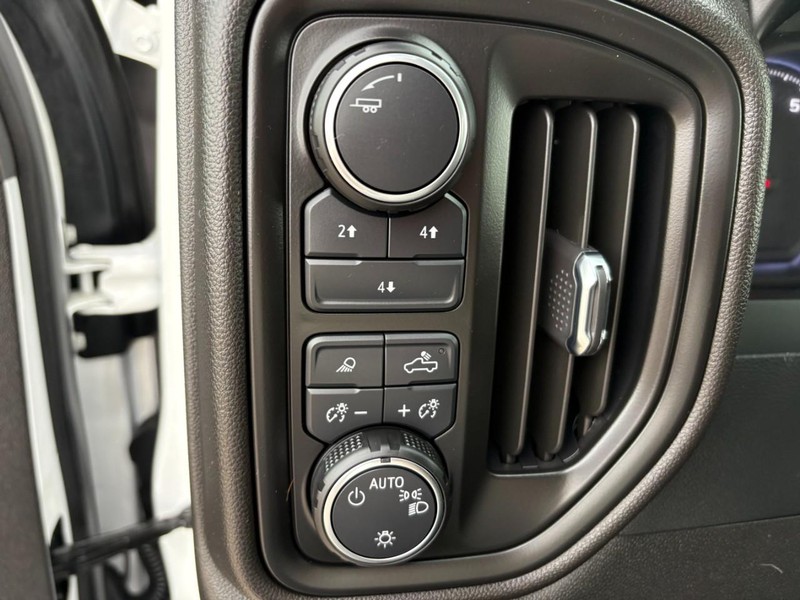 Chevrolet Silverado 2500HD Vehicle Full-screen Gallery Image 25