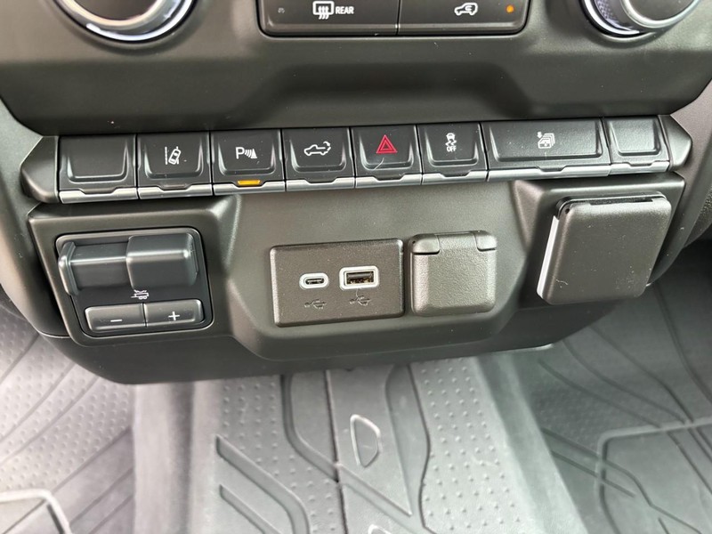 Chevrolet Silverado 2500HD Vehicle Full-screen Gallery Image 26