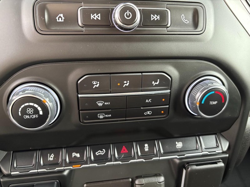 Chevrolet Silverado 2500HD Vehicle Full-screen Gallery Image 27