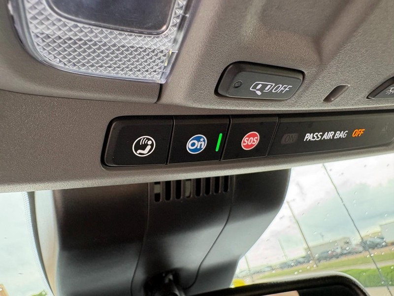 Chevrolet Silverado 2500HD Vehicle Full-screen Gallery Image 30