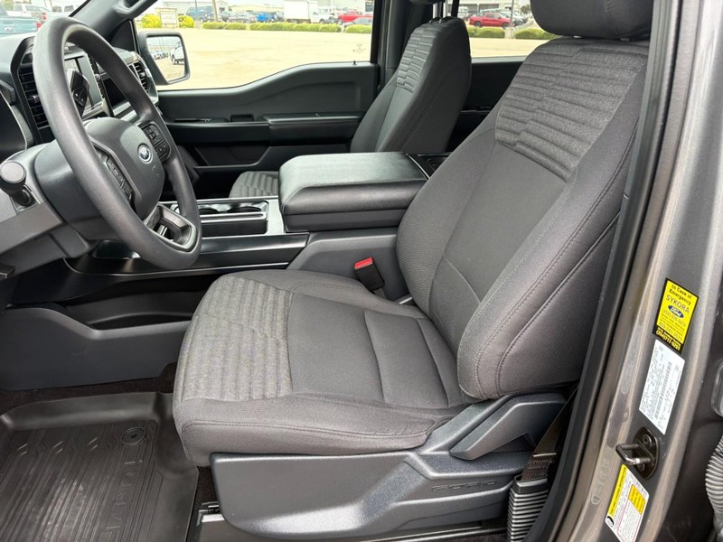 Ford F-150 Vehicle Full-screen Gallery Image 12