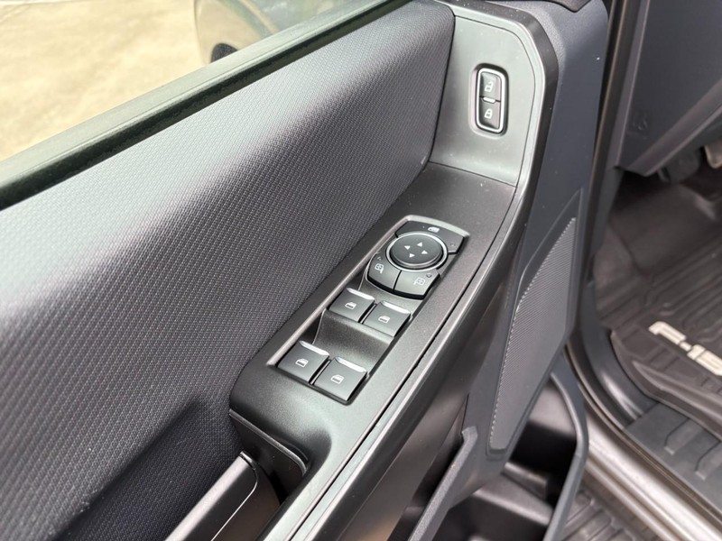 Ford F-150 Vehicle Full-screen Gallery Image 14