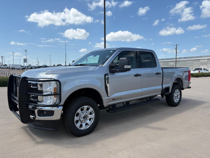 Ford Super Duty F-250 SRW Vehicle Full-screen Gallery Image 2