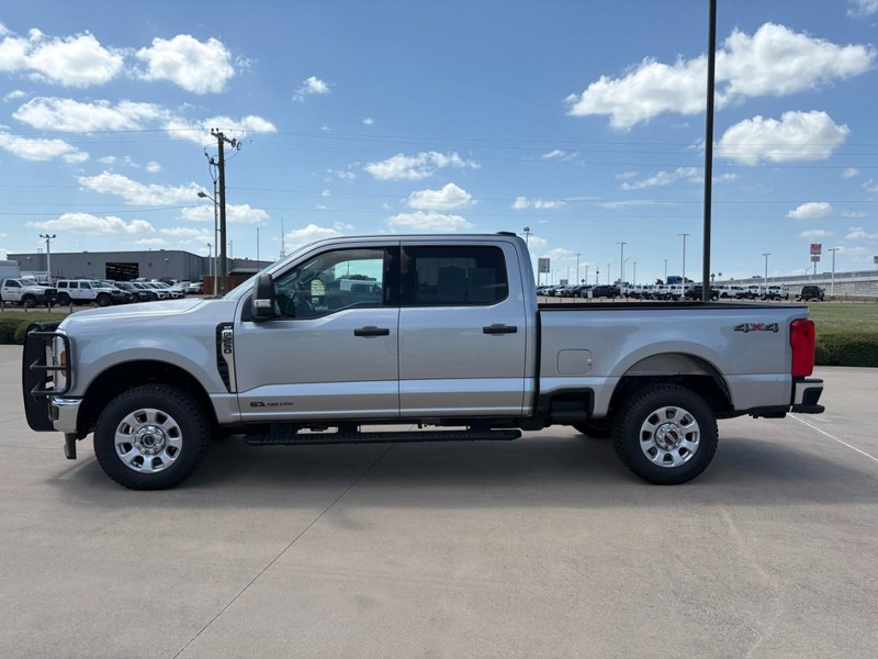 Ford Super Duty F-250 SRW Vehicle Full-screen Gallery Image 3