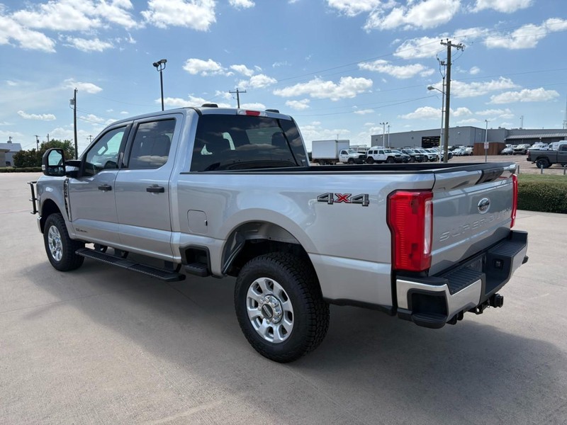 Ford Super Duty F-250 SRW Vehicle Full-screen Gallery Image 4